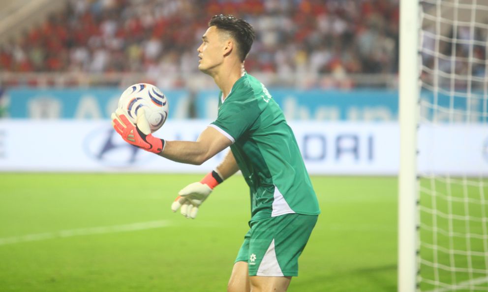 Được thầy Kim ví von cùng Ronaldo, Messi, thủ môn tuyển Việt Nam đáp lời ra sao?