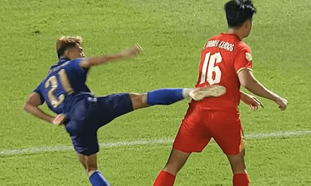 Vung chân đá thẳng vào người hậu vệ Việt Nam, cầu thủ Thái Lan vẫn lăn lộn đòi penalty