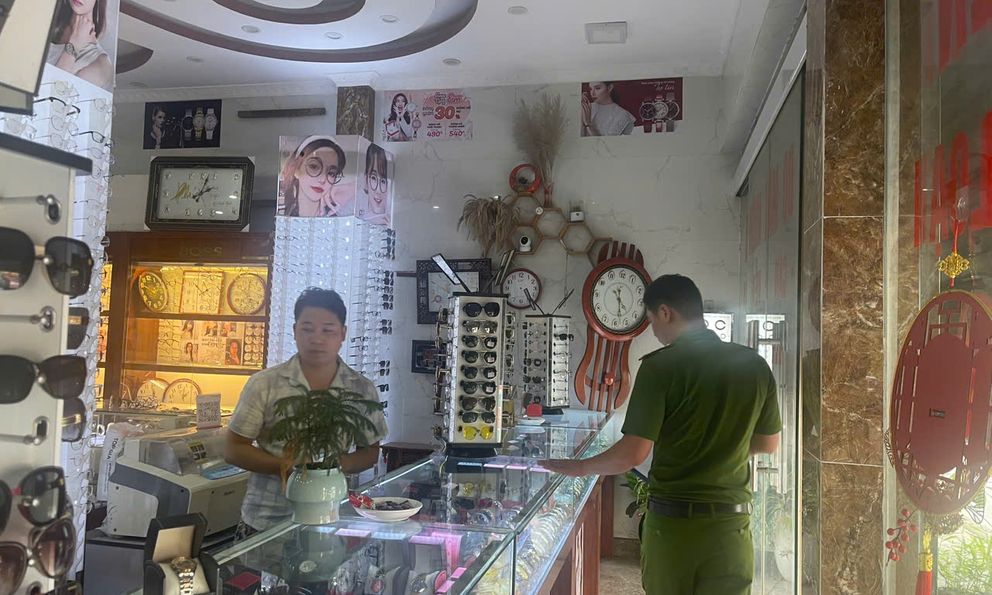 Kiểm tra cửa hàng đồng hồ, khởi tố ông chủ Nguyễn An Bình SN 1990