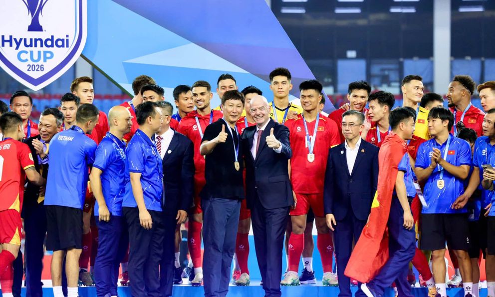 Chủ tịch FIFA tấm tắc khen Việt Nam: Vô địch quá xứng đáng, không khí bóng đá tuyệt đỉnh