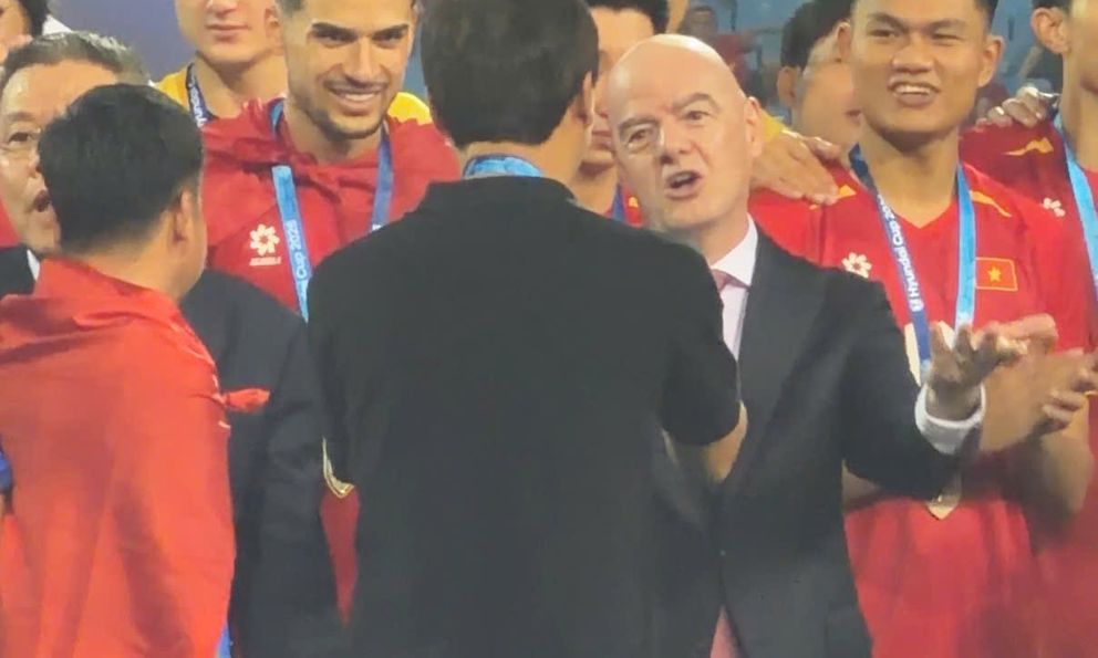 Chủ tịch FIFA lộ biểu cảm thú vị khi chúc mừng ĐTVN, HLV Kim Sang-sik đề nghị ngay một điều đặc biệt