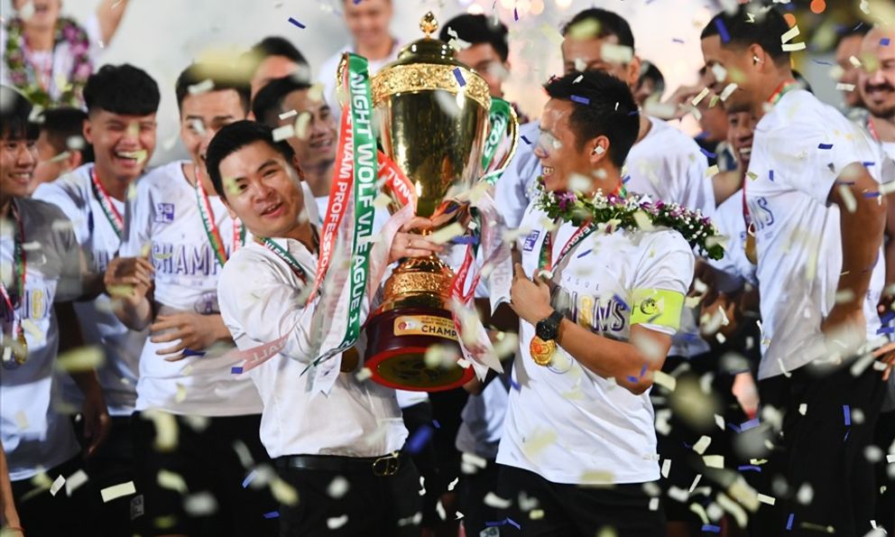 Lời “tỏ tình” của đại gia thế giới & quyết tâm từ ông lớn V.League