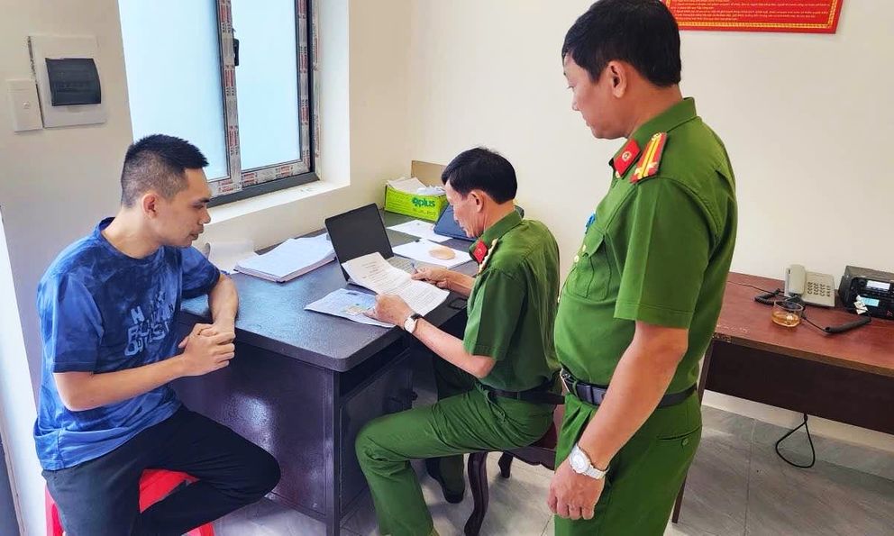 Nguyễn Bảo Trung SN 1993 ra đầu thú