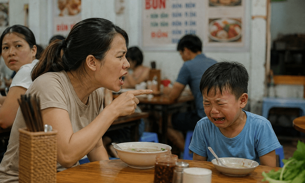 Mẹ liên tục quát con trong quán phở, tôi lên tiếng, chị quay sang nói một câu khiến cả quán im bặt