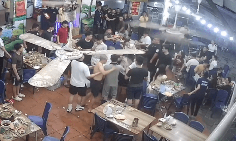 Trêu ghẹo bạn gái bất thành, đánh bạn trai: Hai đối tượng khai nguồn cơn 