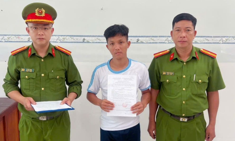 Công an kiểm tra một căn nhà, bắt tạm giam chủ nhà Phan Thanh Vũ SN 1991
