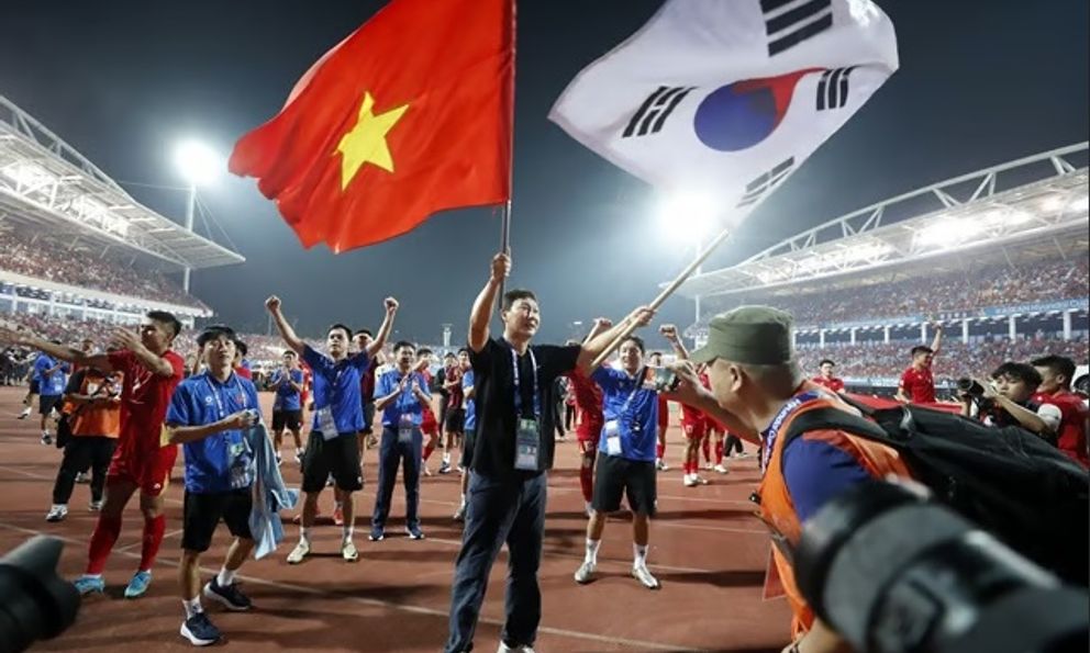Báo Trung Quốc: “HLV Kim Sang-sik mở ra kỷ nguyên vinh quang mới cho bóng đá Việt Nam”