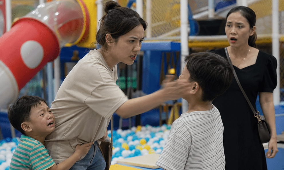 Đánh bé trai trong khu vui chơi vì thấy con khóc: Tôi ân hận vì một phút mất bình tĩnh 