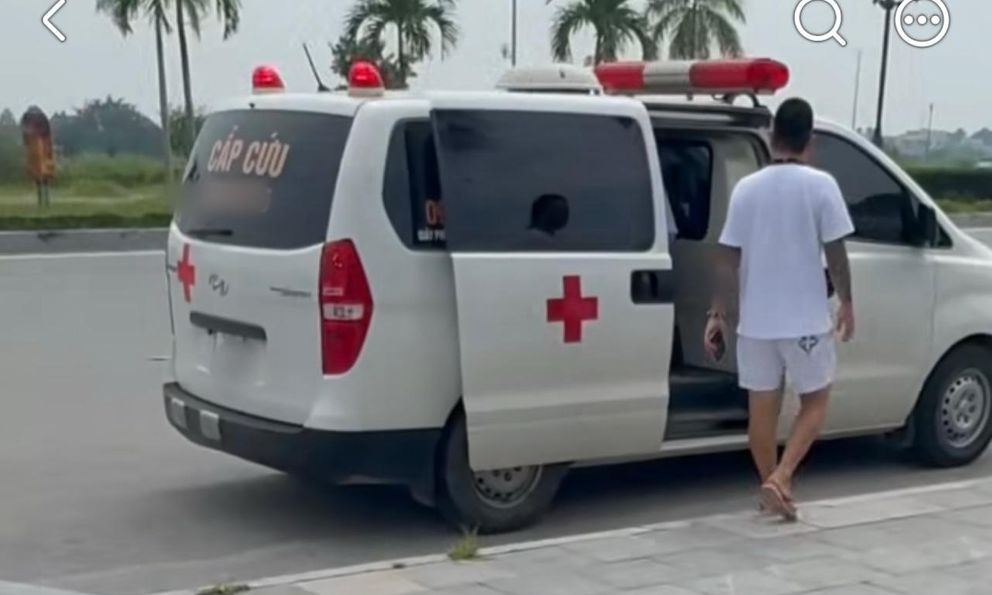 Vụ chở bệnh nhân 16km thu 9,5 triệu đồng: Công an xác minh xe cấp cứu bên ngoài gắn logo, còi hú bệnh viện