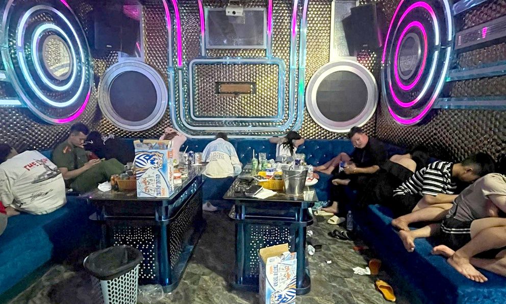 Công an kiểm tra quán karaoke Quang Râu lúc 23 giờ 