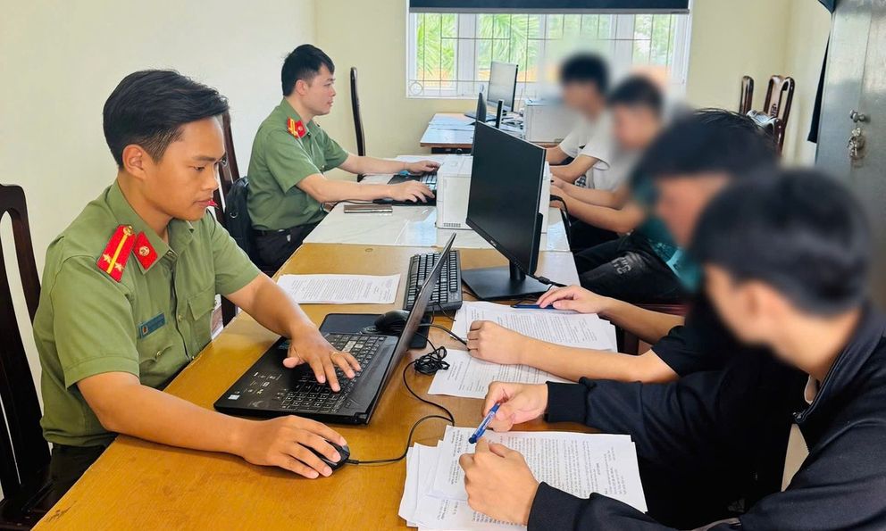 Công an điều tra 9 chủ tài khoản ngân hàng 