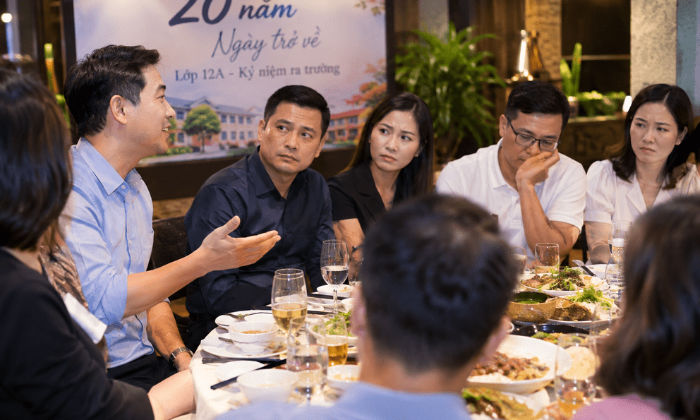 Họp lớp, nhóm thu nhập cao ngồi riêng 1 bàn, lời đề nghị của bạn học khiến cả tất cả 