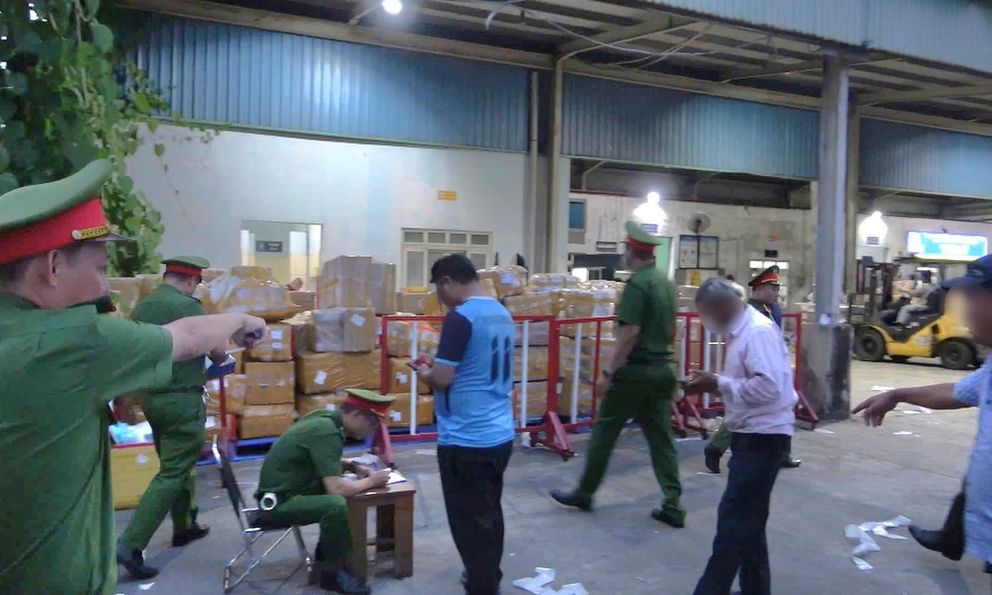 Công an kiểm tra nhiều nhân viên tại sân bay ngay trong giờ làm việc