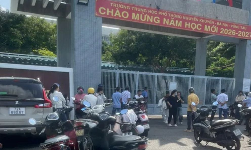 Đi họp phụ huynh, hàng chục người không được vào trường: Hiệu trưởng giải thích, nhiều người không đồng tình