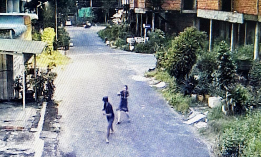 Thanh niên áp sát, giật phăng sợi chuyền của người phụ nữ, đem bán được 27,55 triệu đồng
