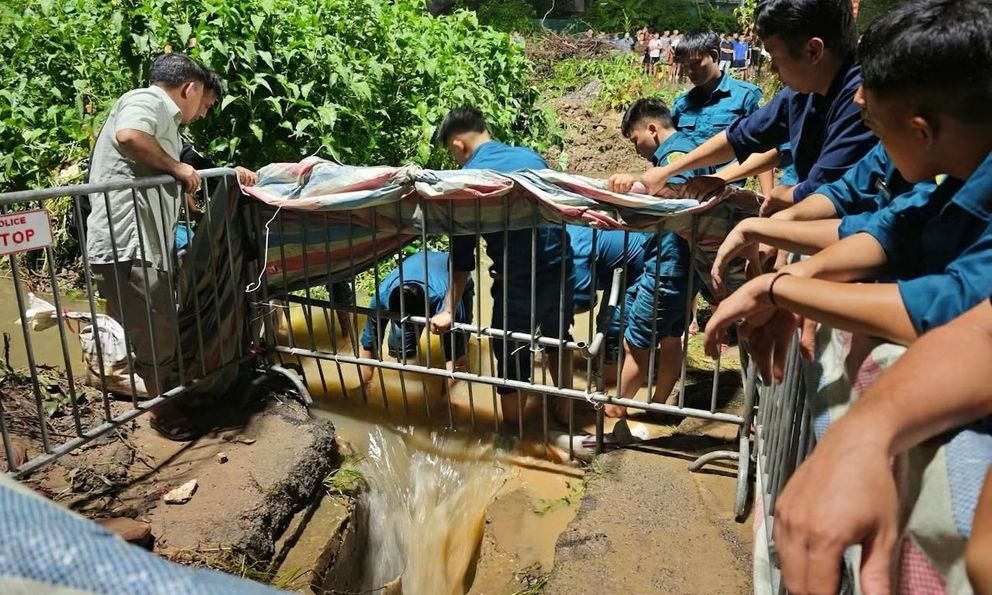 Vụ nam sinh ngã xuống cống tử vong: Lý do không có người của đơn vị duy trì thoát nước ứng trực ở điểm ngập