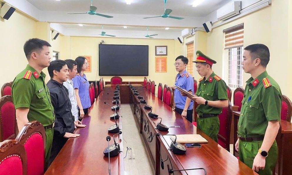 Khởi tố 4 đối tượng mua kết quả thí nghiệm khống