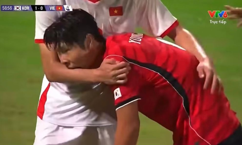 Cầu thủ Hàn Quốc bất ngờ cắn vào tay hậu vệ U23 Việt Nam
