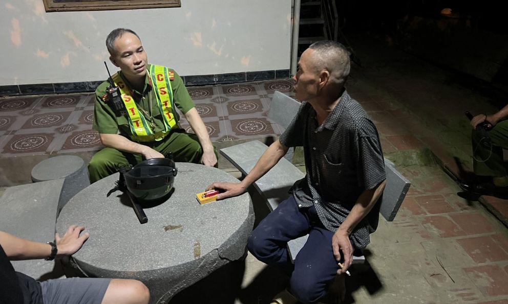 Không tìm được việc, người đàn ông đi bộ từ Hà Nội về Lào Cai: Hoàn cảnh gia đình khó khăn 