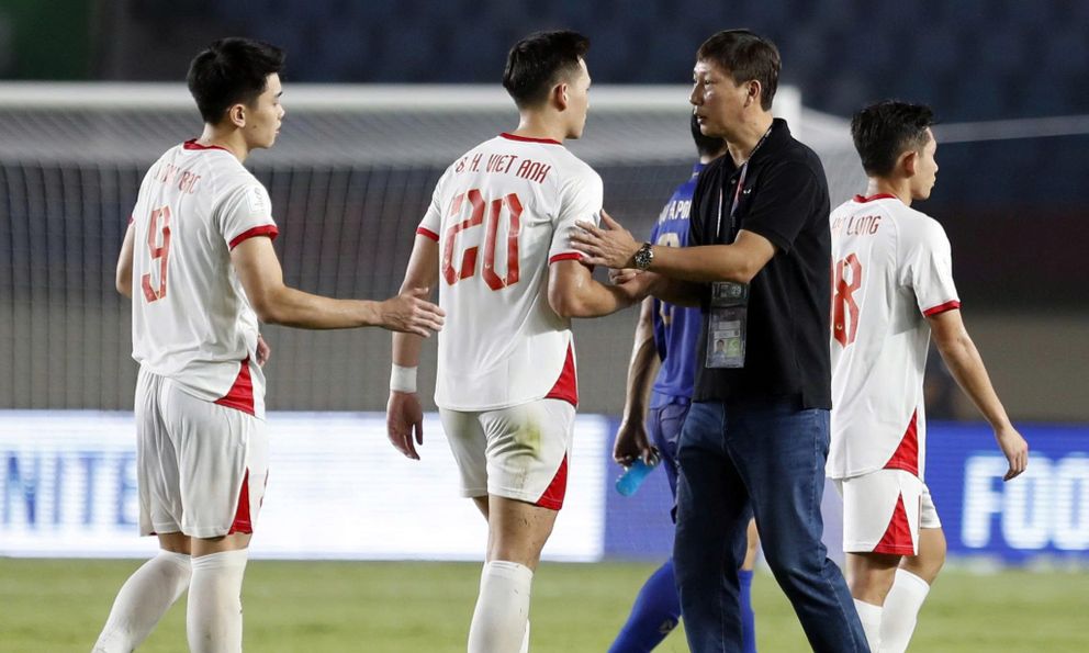 Đội tuyển Thái Lan giúp “việc lớn” cho HLV Kim Sang-sik