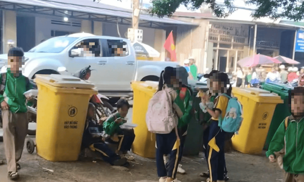 Học sinh phải ăn sáng bên ngoài, cạnh thùng rác: Nhà trường nói gì? 