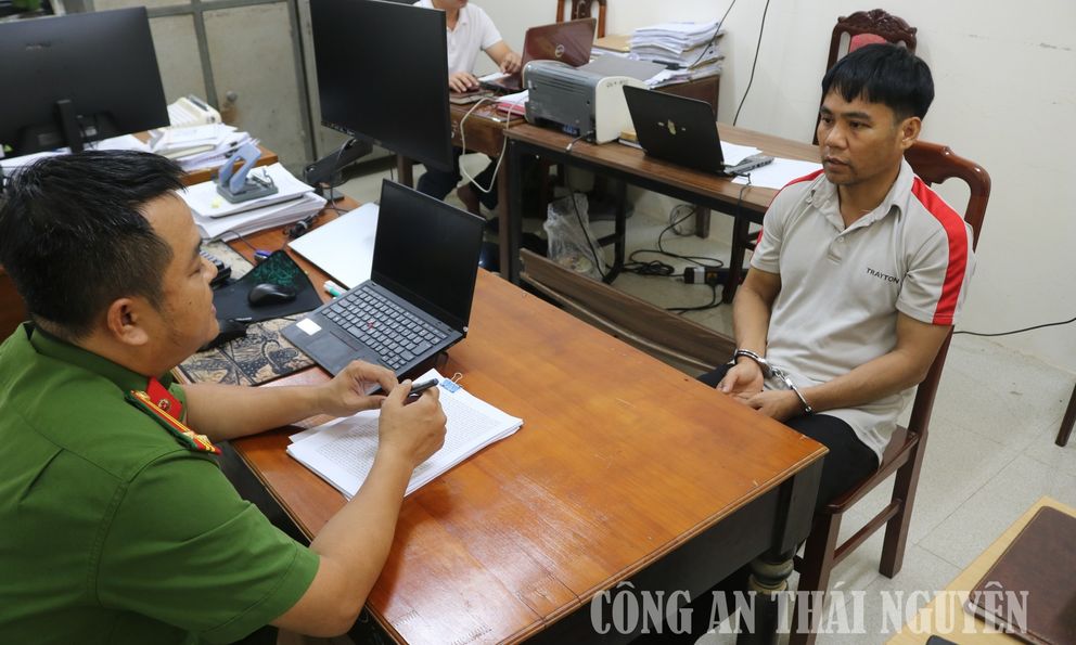 Điều tra loạt giao dịch 1,8 tỷ đến các tài khoản ngân hàng, công an bắt Lê Văn Dũng SN 1982