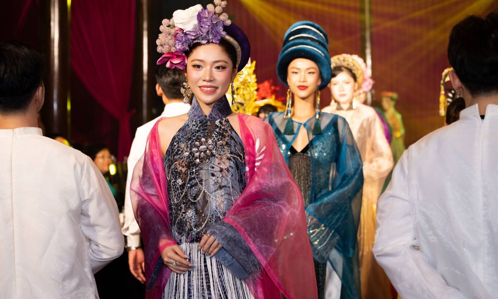 Võ Việt Chung đưa áo dài, đờn ca tài tử và ẩm thực vào show tối 1/10 tại TP.HCM