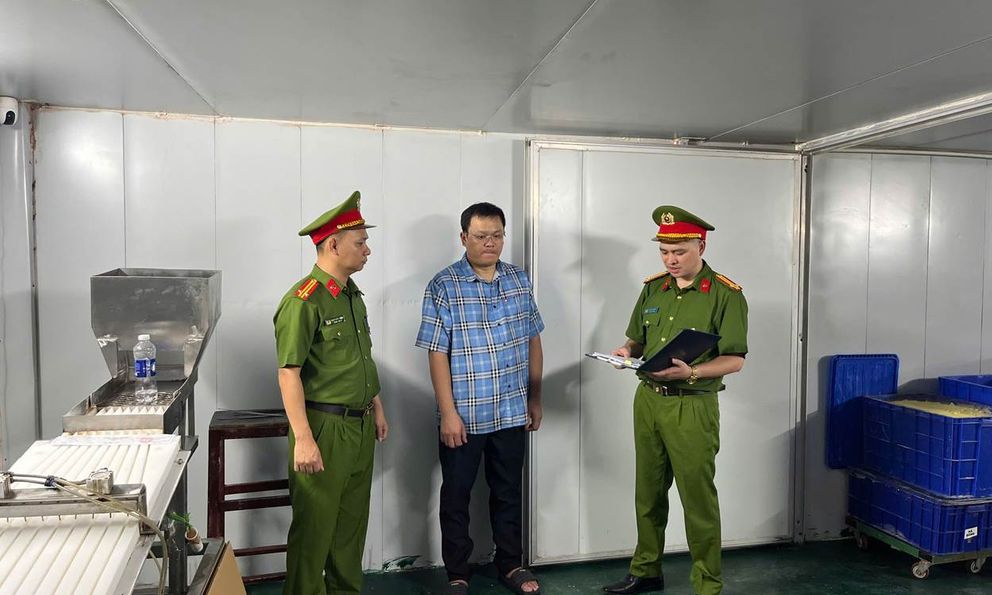 Bắt tạm giam giám đốc Nguyễn Thế Vinh, khám xét khẩn cấp cơ sở sản xuất của công ty