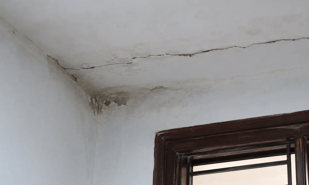 Lời khuyên cho các gia đình phát hiện vết nứt trên trần nhà
