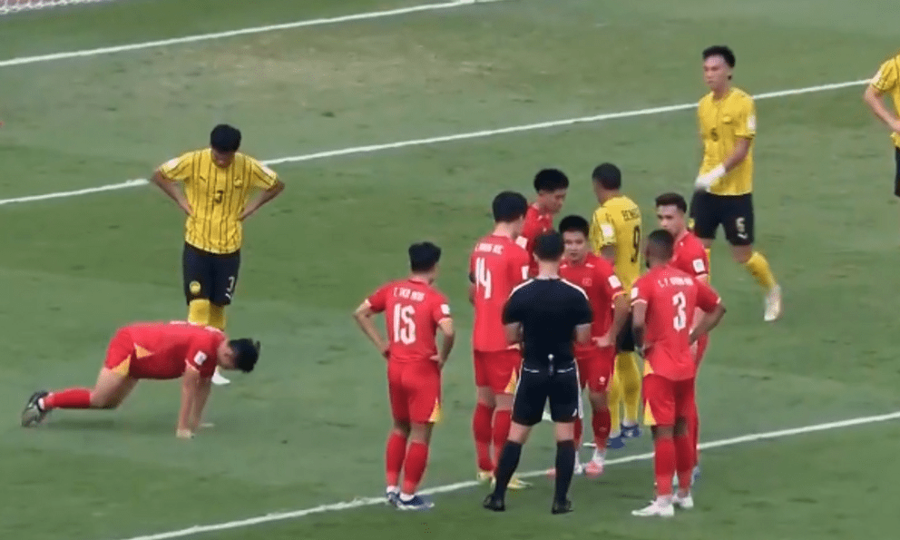 Báo Hàn Quôc bênh HLV Kim Sang-sik, bất ngờ với động thái của nhiều CĐV Việt Nam