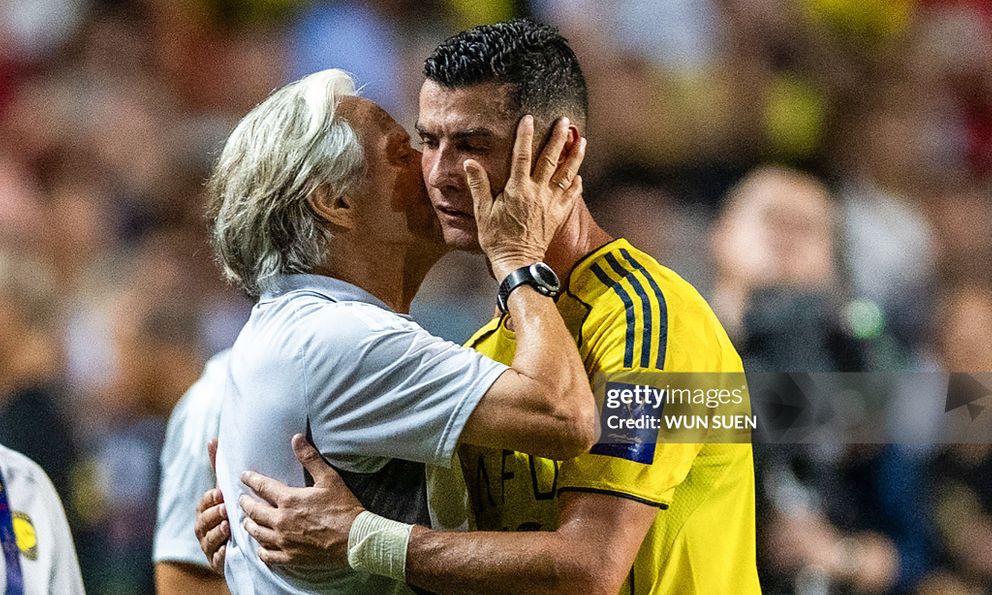 HLV Bồ Đào Nha lạnh lùng đáp lại Ronaldo