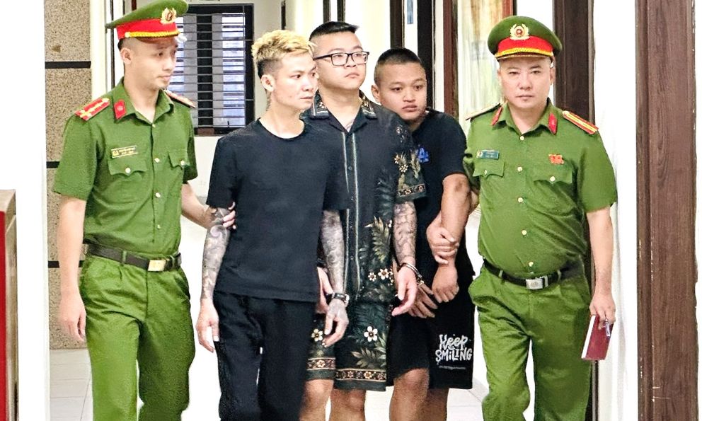 Bắt 2 chủ quán karaoke Hoàng Ngọc Cường và Lê Đỗ Hiếu SN 1998