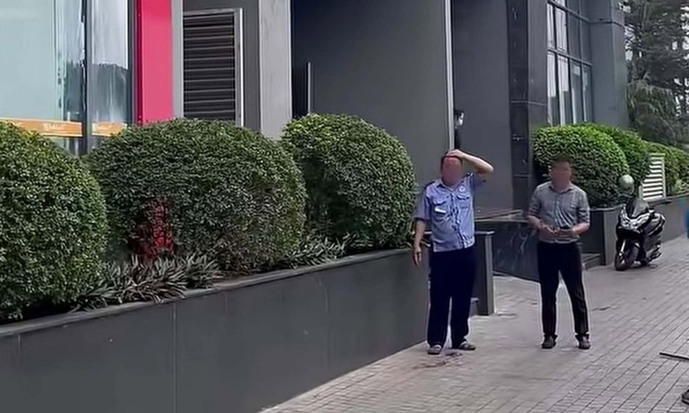 Thanh sắt từ tầng cao rơi trúng đầu nam bảo vệ ở Hà Nội: Hé lộ người làm rơi 