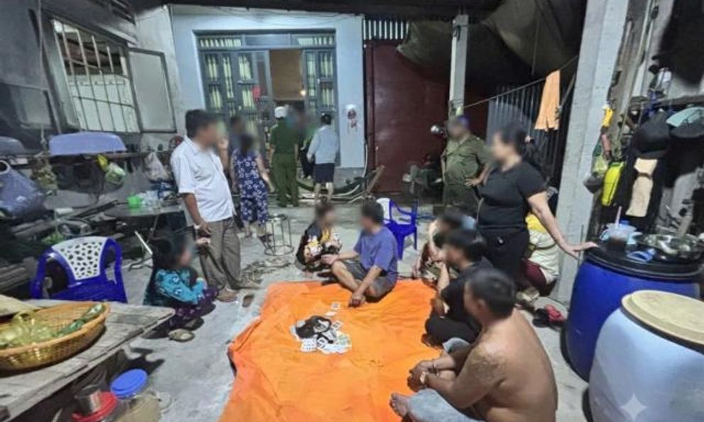 Kiểm tra một căn nhà lúc 22 giờ, công an bắt quả tang Nguyễn Thị Kim H. 52 tuổi và 9 người 