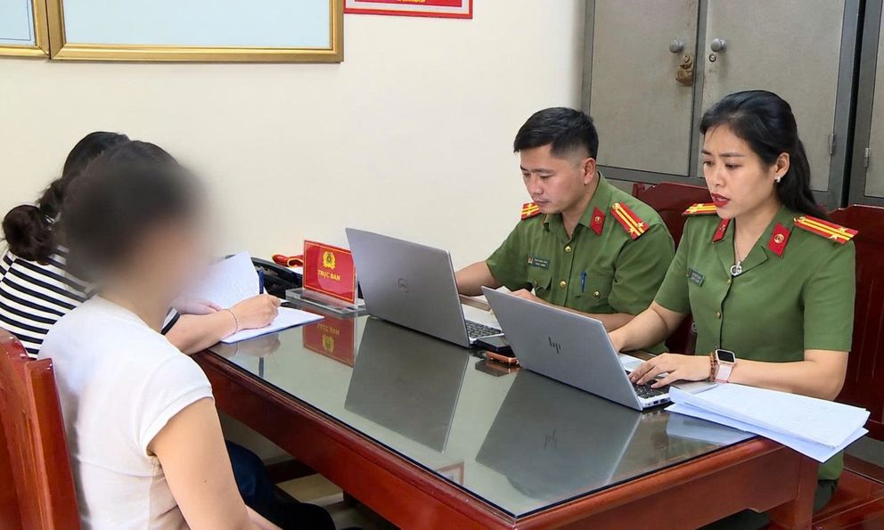 Công an đồng loạt triệu tập 30 người ở Thanh Hóa và Hà Nội để điều tra các giao dịch rút tiền số lượng rất lớn