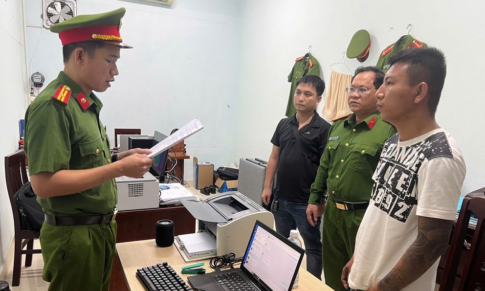 Thi hành lệnh bắt tạm giam chủ tài khoản “Không Cần Biết” 