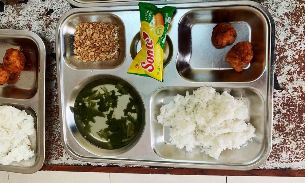 Khay cơm bán trú có muối lạc, 2 miếng thịt viên: Hé lộ mức giá 1 suất ăn
