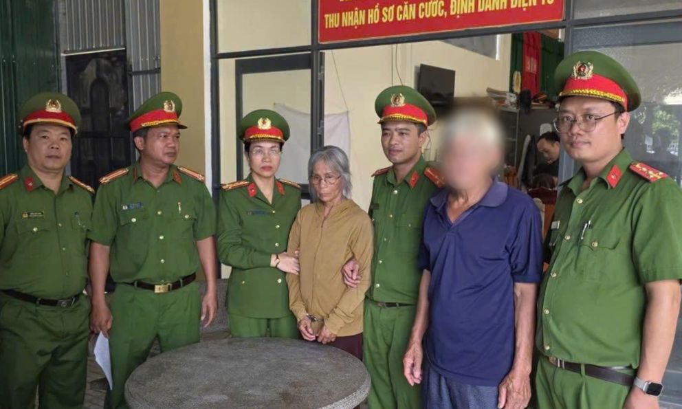 Công an bắt Nguyễn Thị Tuyết 69 tuổi trước sự bất ngờ của gia đình