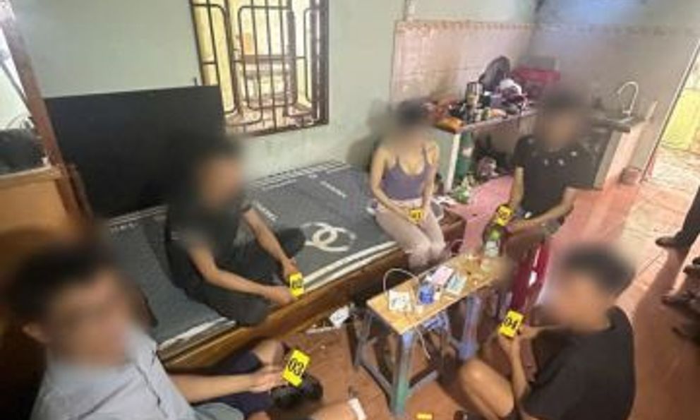 Khám xét khẩn cấp xưởng kính lúc 10 giờ 05 phút: Công an bắt giữ 5 nam nữ