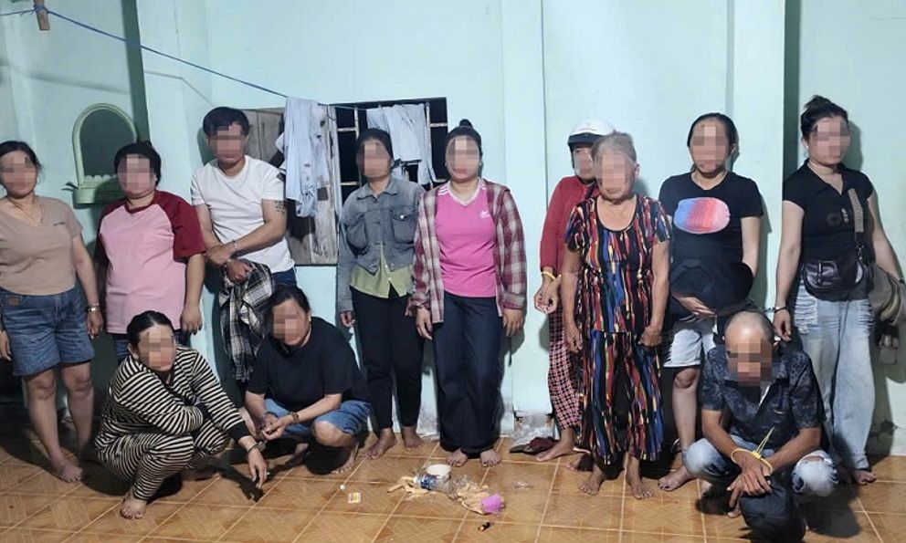 Kiểm tra đột xuất nhà người phụ nữ 74 tuổi, bắt nhiều quý bà
