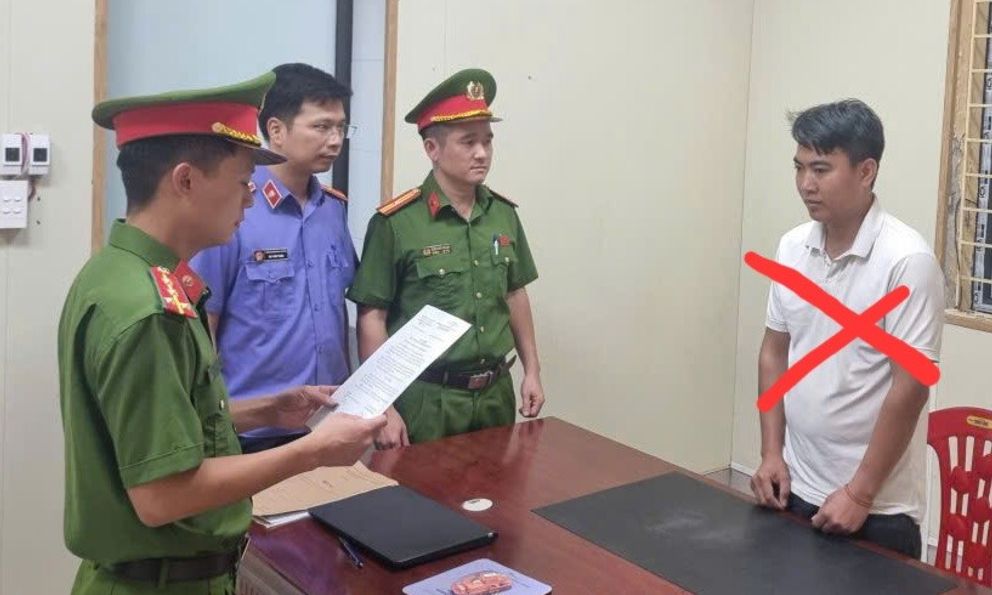 Khởi tố Lý Văn Cương SN 1995 - đối tượng lao ô tô lên vỉa hè để chạy công an 