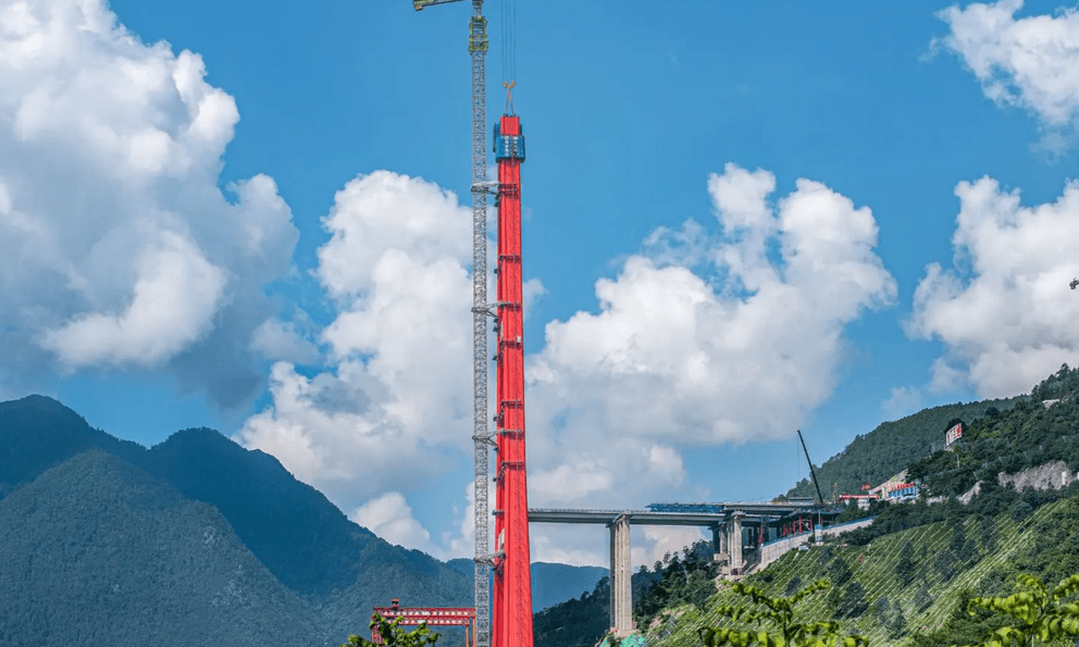 Khối kim loại mọc sừng sững giữa núi rừng, sức nâng lên đến 200 tấn, thực hiện nhiệm vụ không tưởng