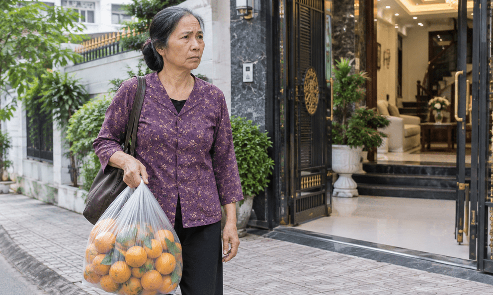 Mang chục cân cam quê lên biếu thông gia giàu có, người phụ nữ rơi nước mắt khi nghe một câu nói