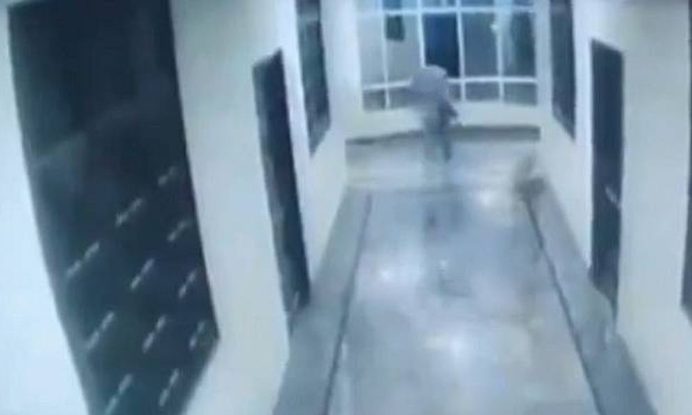 4 năm tù cho người bố đang bế con thì trượt tay, em bé 6 tháng tuổi rơi từ cửa sổ tầng 6 xuống đất tử vong