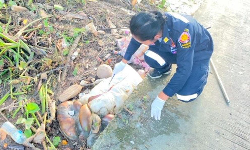 Phát hiện 2 bao tải căng phồng có mùi hôi trôi trên sông, cảnh sát vớt lên mở ra thì bàng hoàng với thứ bên trong