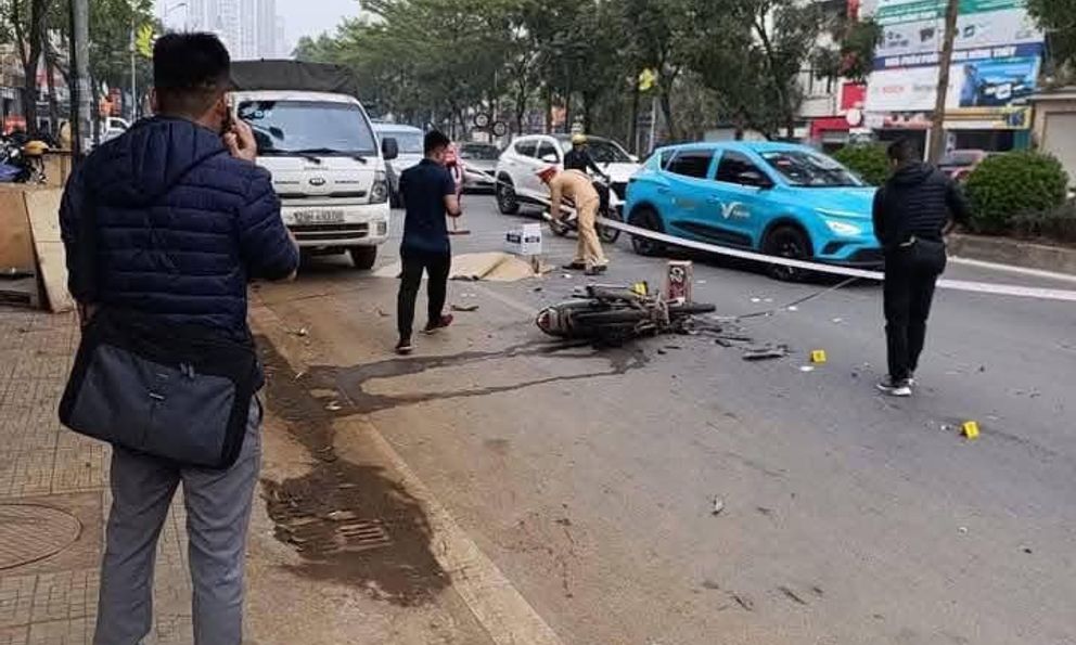 Hà Nội: Va chạm với container cùng chiều, nam thanh niên 19 tuổi điều khiên xe máy tử vong biến dạng