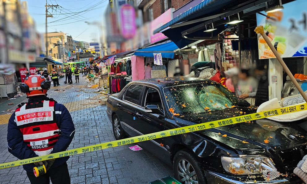 Hàn Quốc: “Xe điên” lao vào đám đông giữa chợ ngày cuối năm, 13 người bị thương