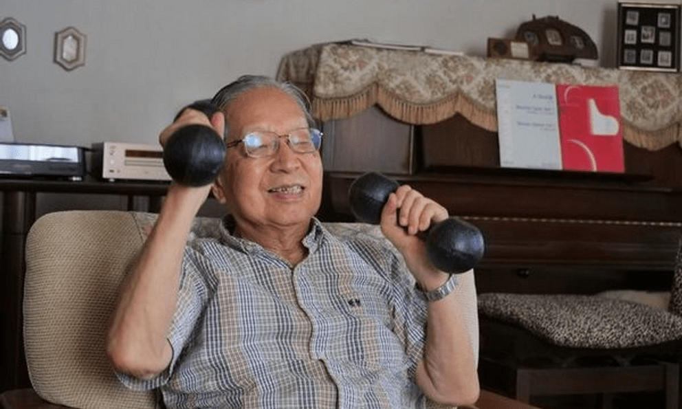 Giáo sư Nhật Bản 92 tuổi vẫn nâng tạ, đạp xe chia sẻ 5 bí quyết trường thọ