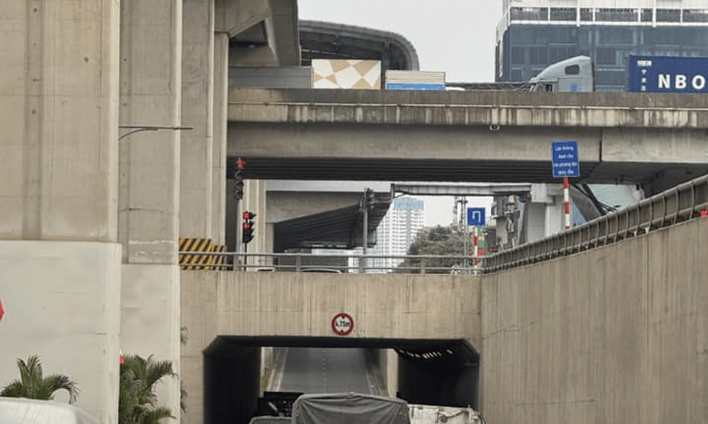 Hà Nội: Nhiều tuyến đường bị tắc do xảy ra hai vụ tai nạn liên hoàn