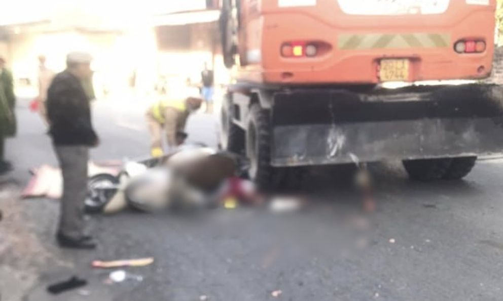 Tai nạn thương tâm: 2 bé nhỏ ở Hà Nội tử vong do va chạm với máy múc khi đang trên đường đến trường